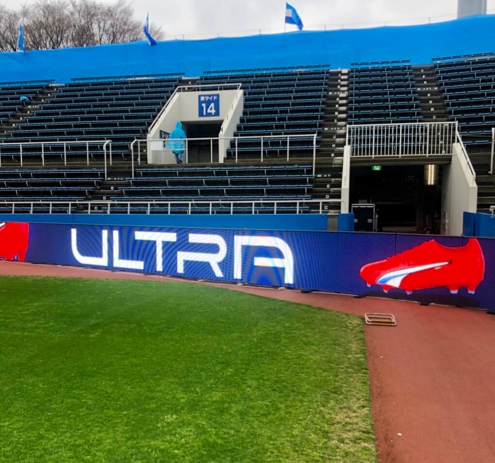 サッカースタジアムピッチサイドLEDビジョン（ULTRIA）